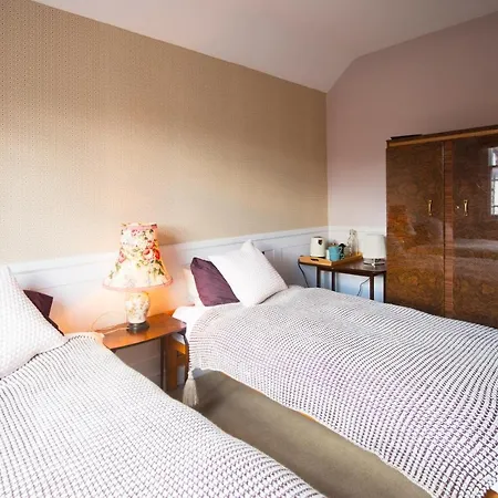 Bournville House & Cafe 3* Birmingham
