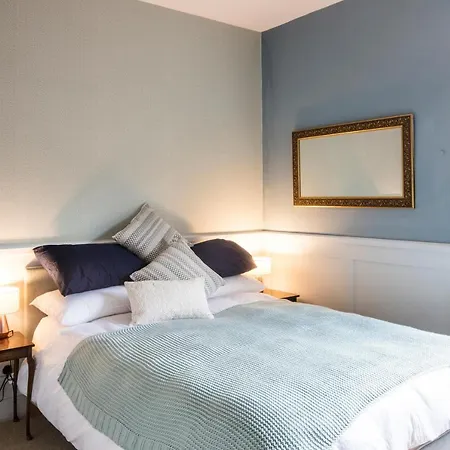 Bournville House & Cafe Bed & Breakfast