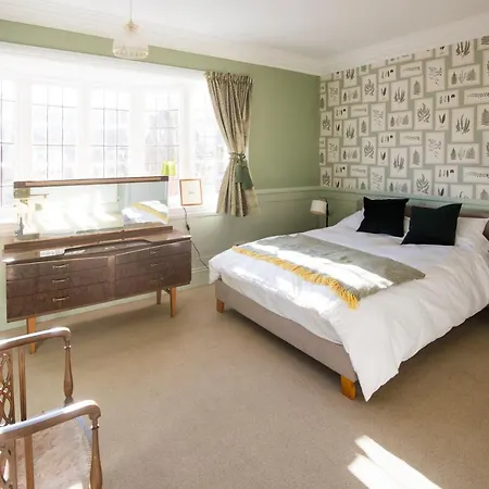 Bournville House & Cafe 3*