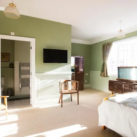 Bournville House & Cafe 3*
